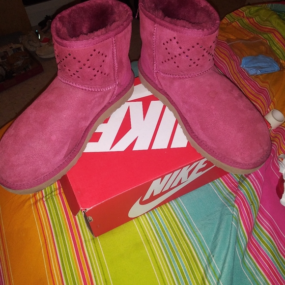 Boots - Picture 3 of 4